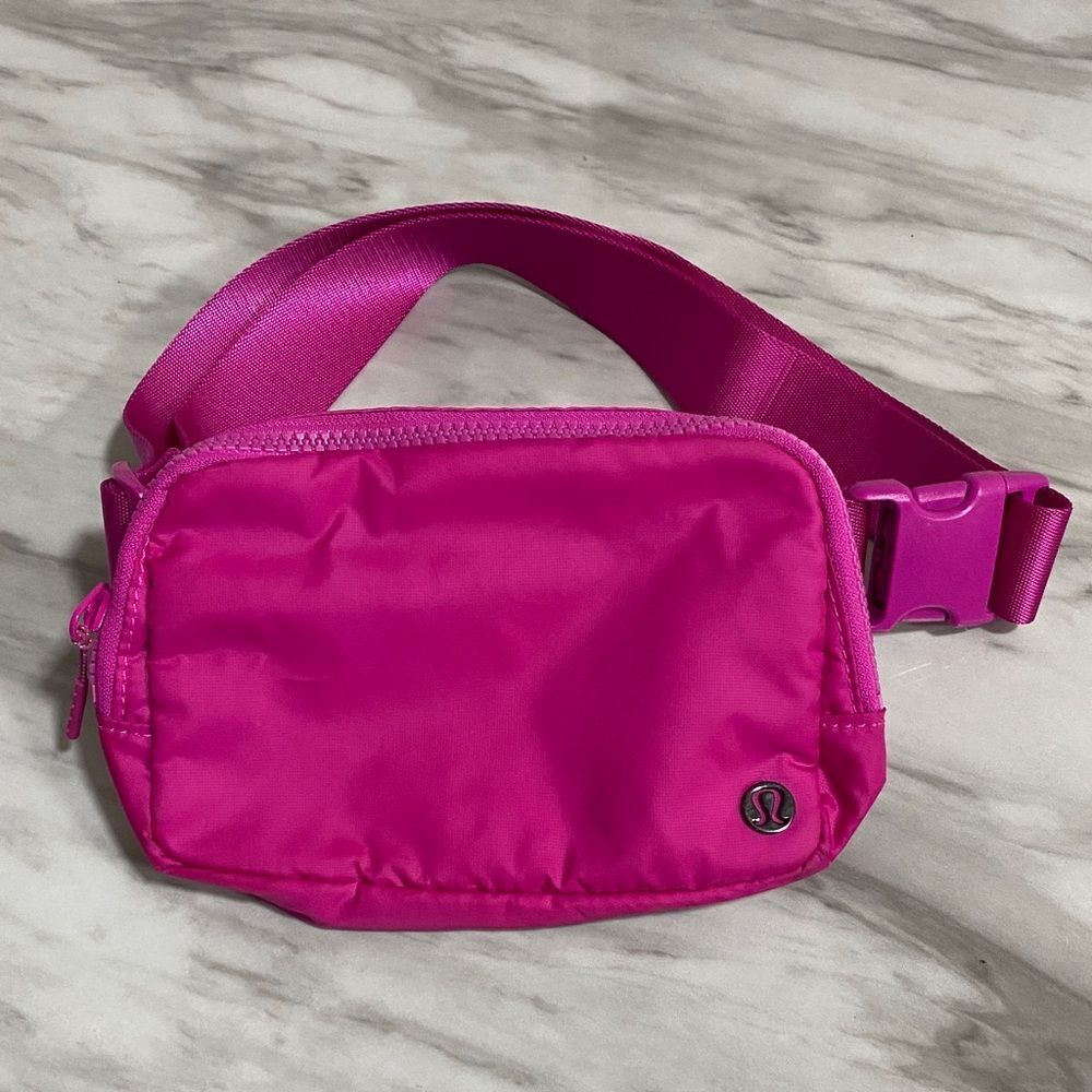 Lululemon Everywhere Hot Pink Belt Bag 1L Sonic Pink - Picture 4 of 10
